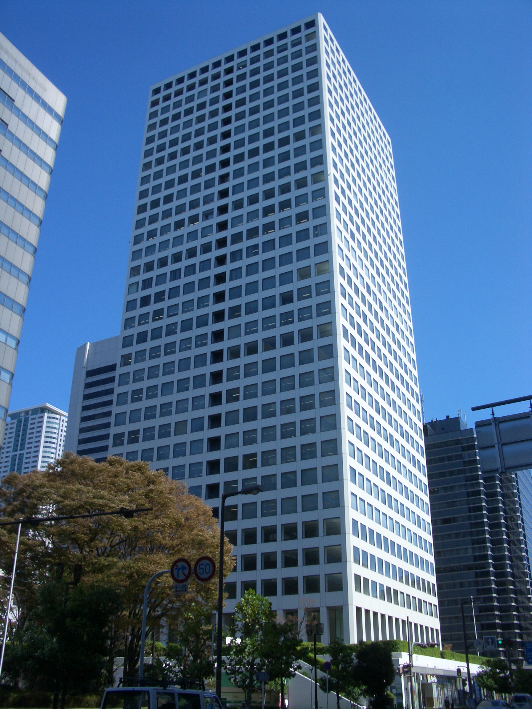 大阪国際ビル！本町通に面したランドマークタワー・紀伊国屋書店さんが見えます
