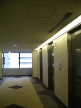 基準階の明るいエレベーターホール
