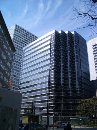 堺筋本町交差点のランドマークタワーオフィスビル